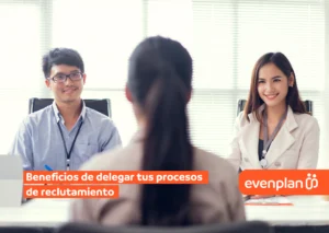 Beneficios-delegar-reclutamiento - Evenplan Three professionals in a bright office interview setting; two recruiters facing a candidate viewed from behind, with an orange recruitment banner across the bottom right and left.
